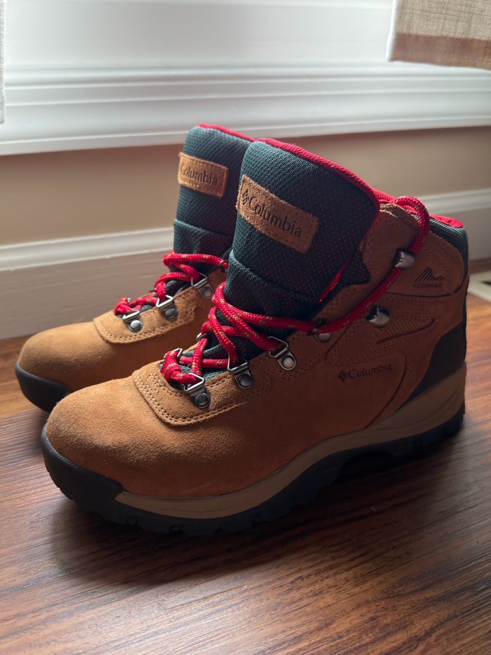 Worn Once Columbia Women’s Brown Hiking Boots